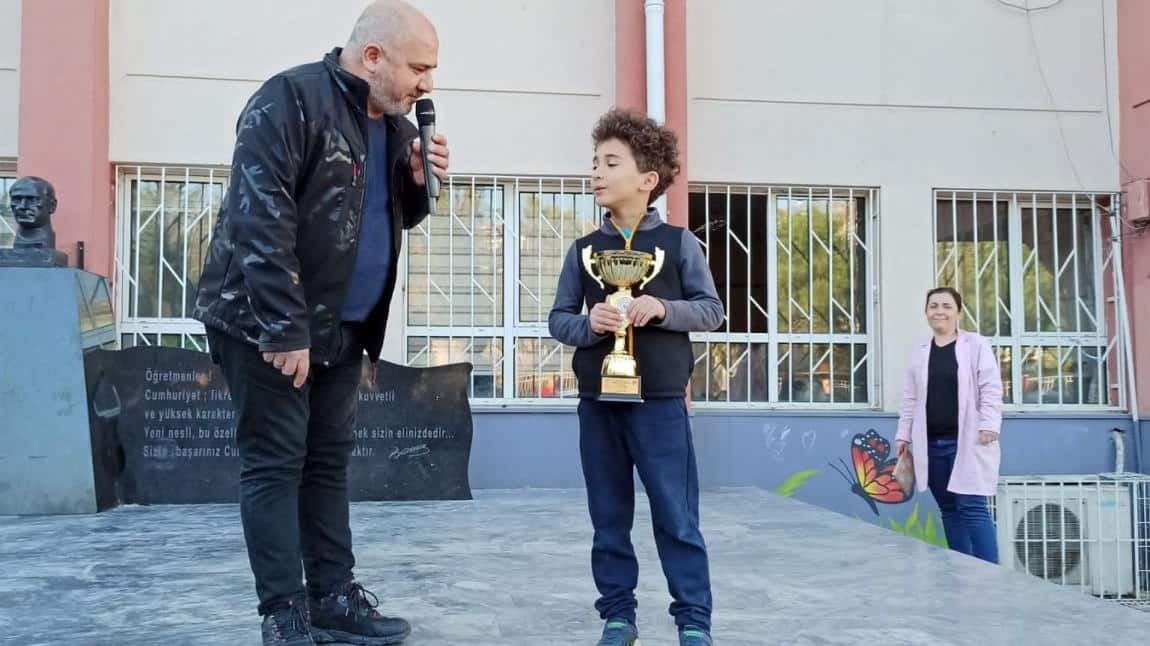 Okulumuz 2-D sınıfı öğrencisi Halid KARAGÖZ katılmış olduğu 2023 İstanbul Küçükler Satranç Finalinde 1. olmuştur.